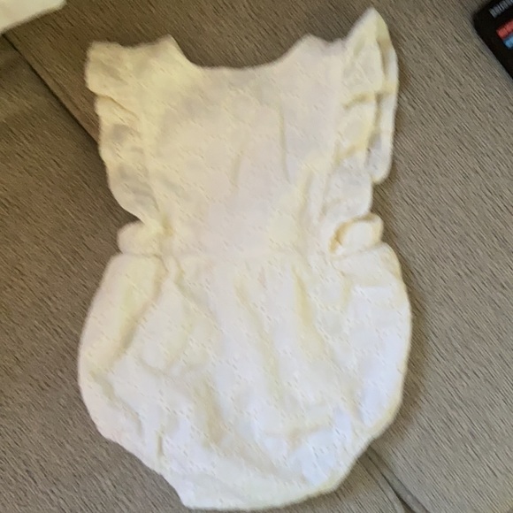 Infants 0-3 months, circle lace onesie. - Picture 3 of 3